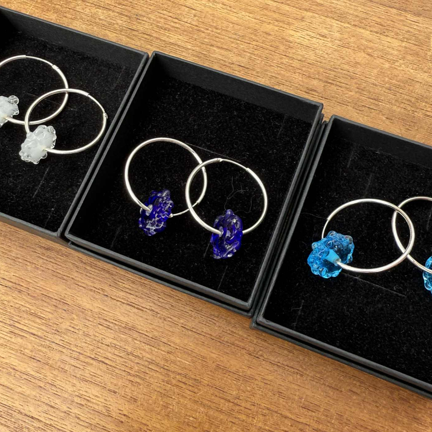 Øredobber i glass: Dugg