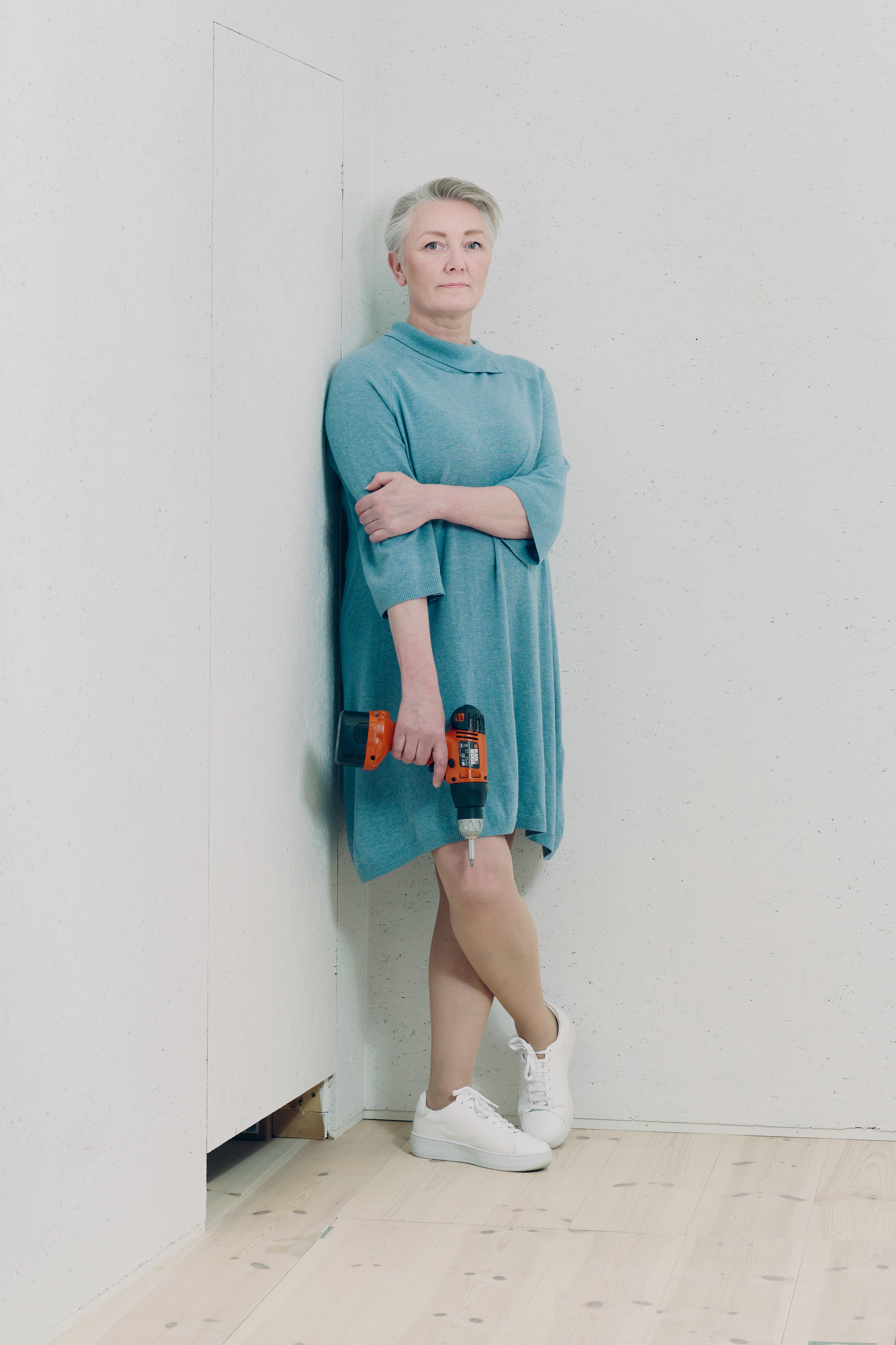 Kunst-og-kaos-portrett-Ellen-stående-1.jpg