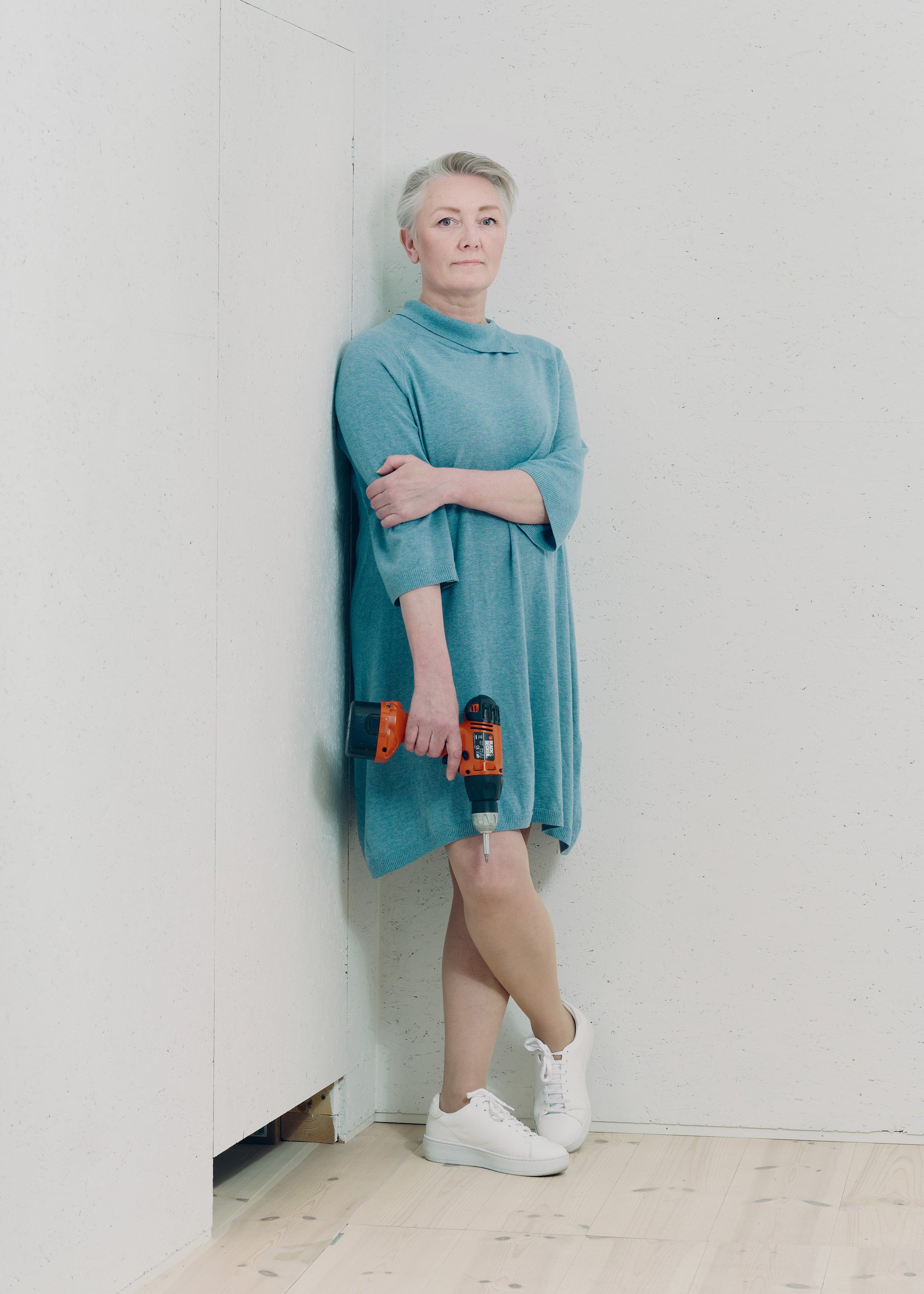 Kunst-og-kaos-portrett-Ellen-stående-1.jpg