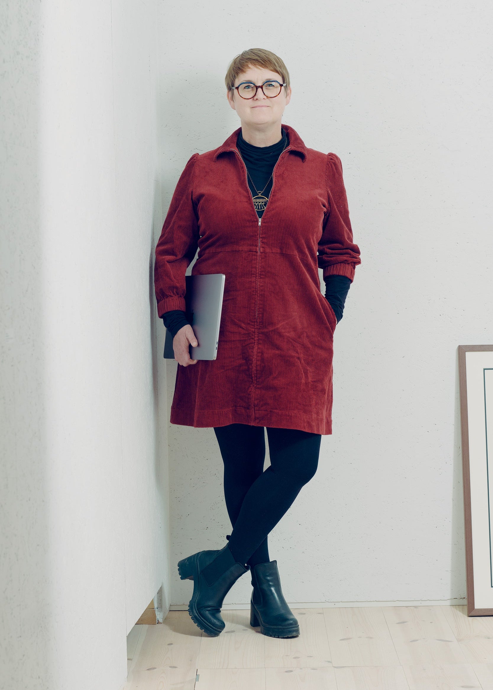 Kunst-og-kaos-portrett-Sigrid-stående-1.jpg
