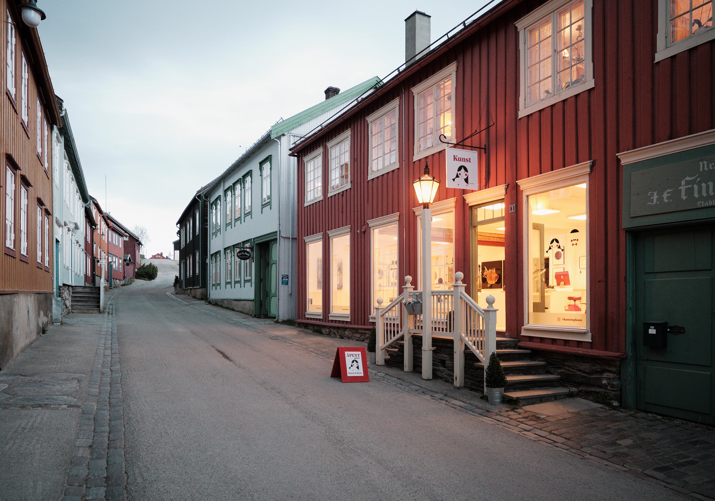Kunst-og-kaos-galleri-Røros-utvendig-kveld-1.jpg