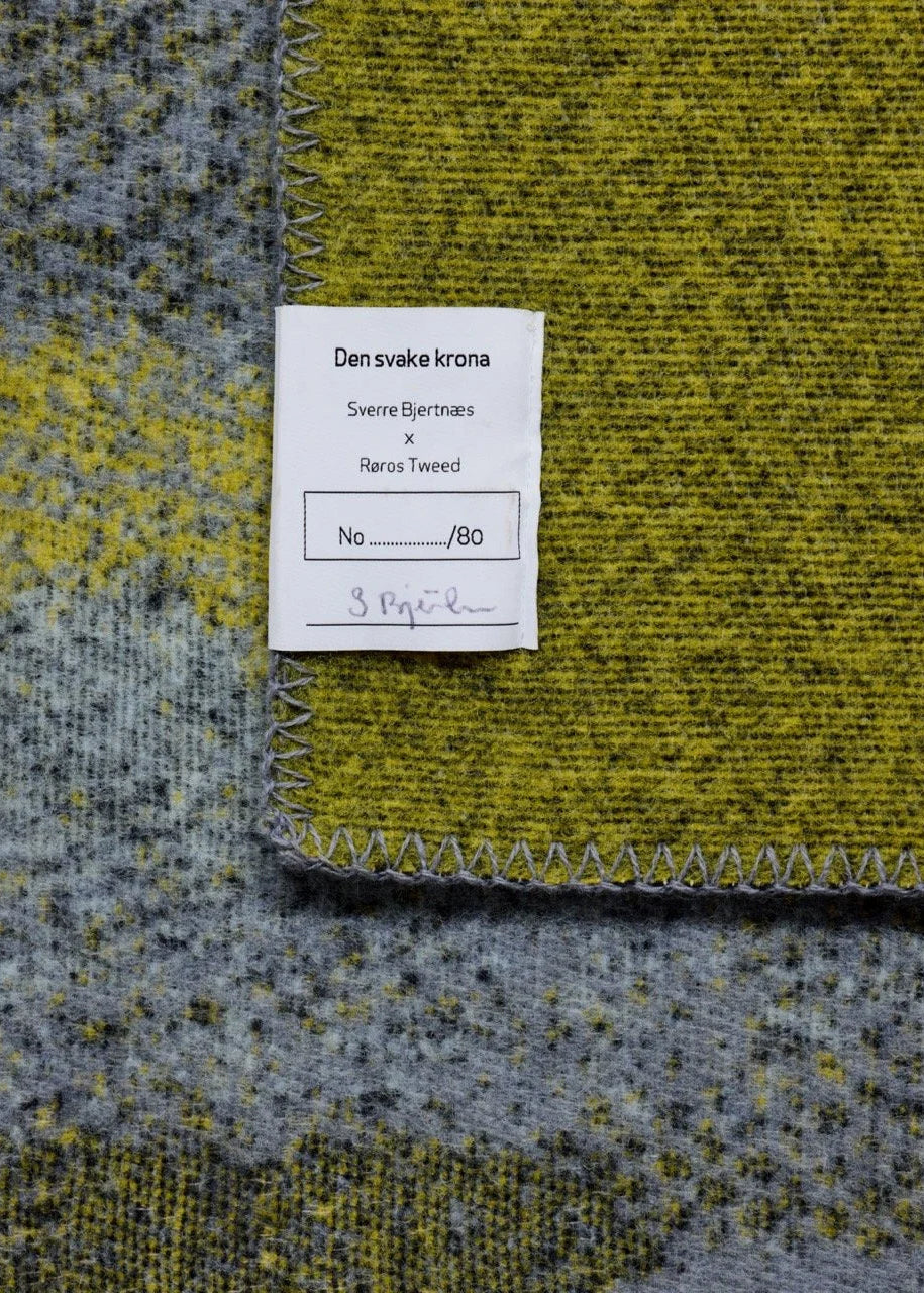 Den svake krona, pledd fra Røros Tweed / Sverre Bjertnæs